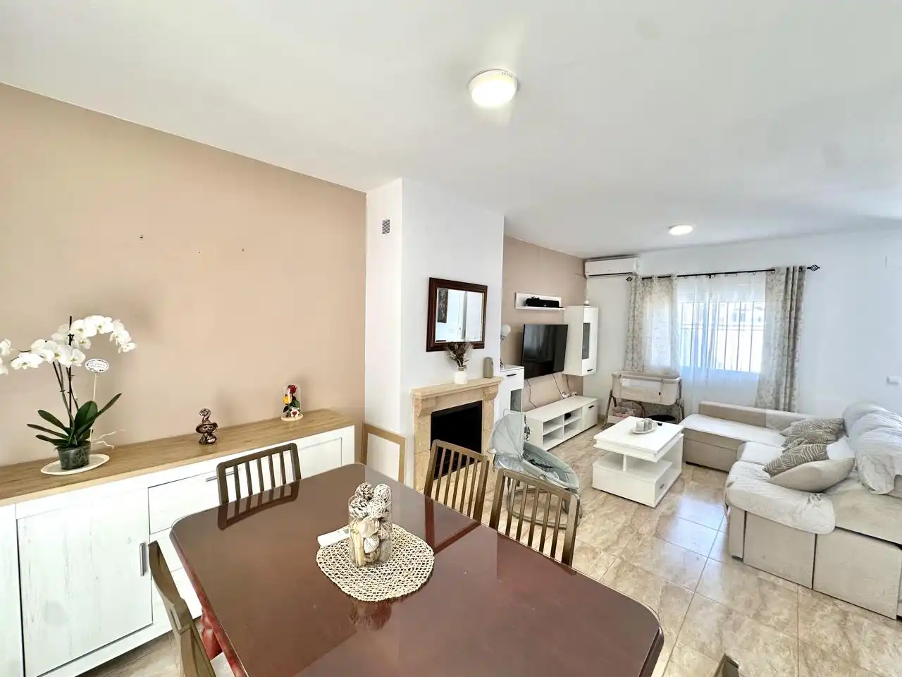 Sala de estar de Casa adosada en venta en Fuente de Piedra con Aire acondicionado, Terraza y Piscina comunitaria