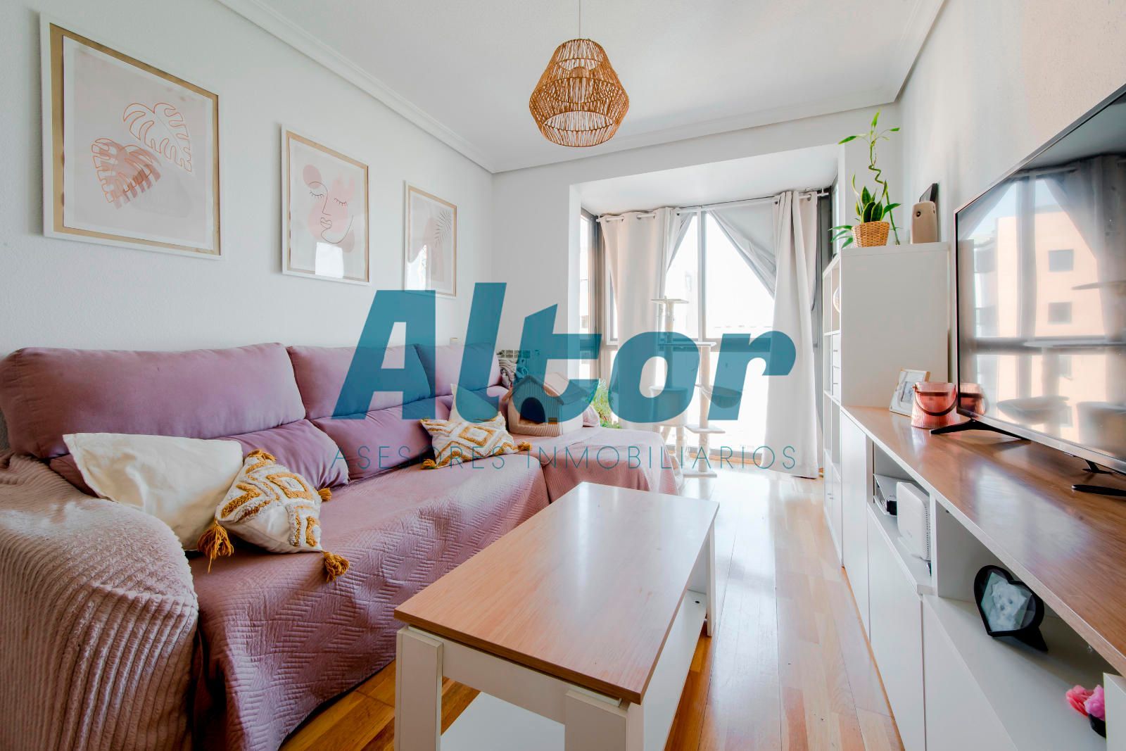 Living room of Flat for sale in  Madrid Capital  with Air Conditioner, Heating and Storage room