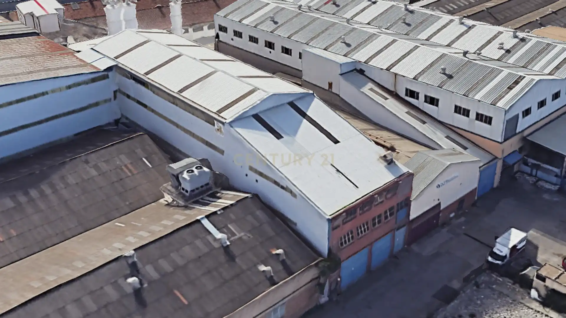 Vista exterior de Nau industrial en venda en Ripollet