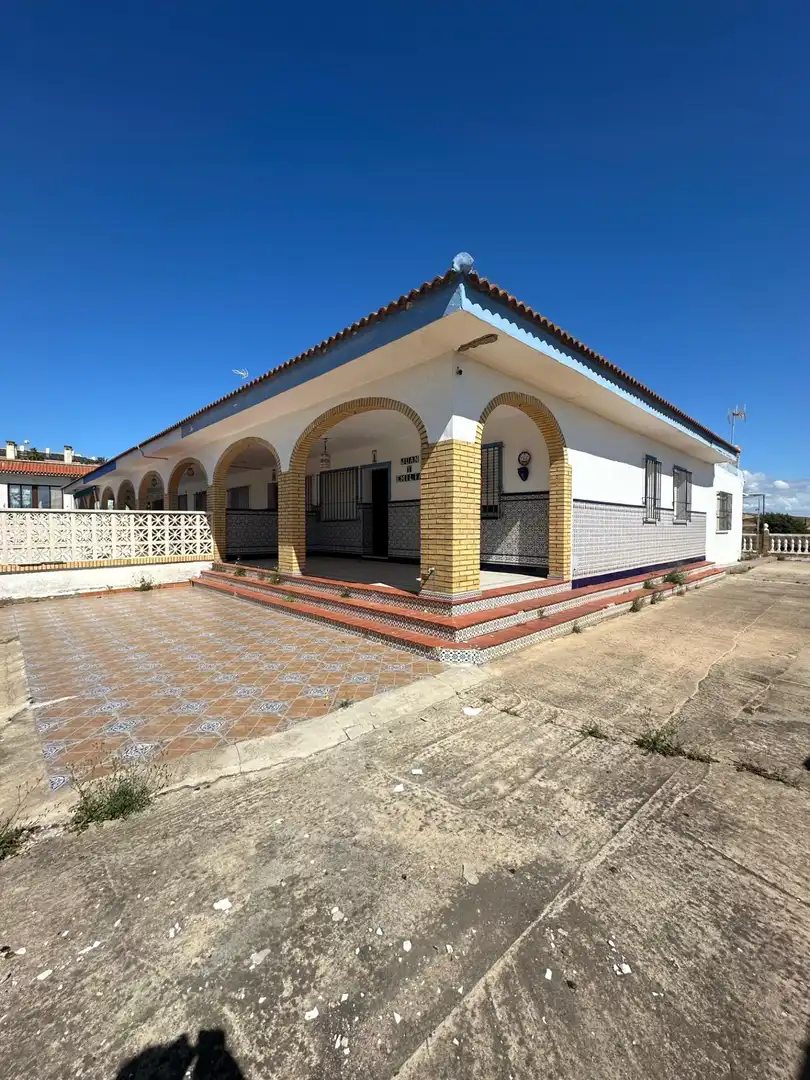 Außenansicht von Einfamilien-Reihenhaus zum Verkauf in Almonte mit Terrasse