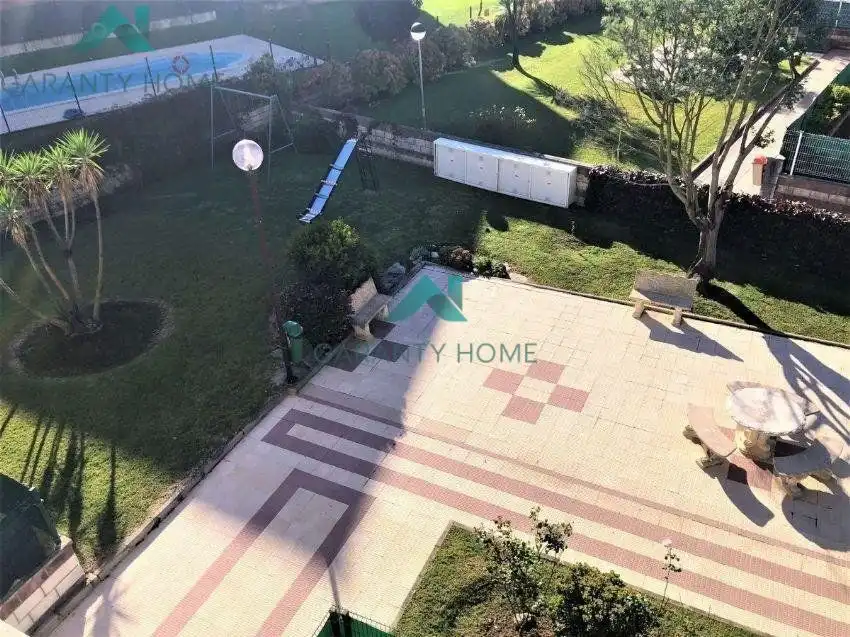 Jardí de Pis de lloguer en Noja amb Jardí privat, Terrassa i Piscina comunitària