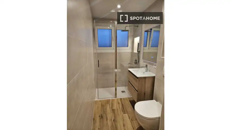 Baño de Piso para compartir en Sant Adrià de Besòs con Aire acondicionado, Calefacción y Amueblado