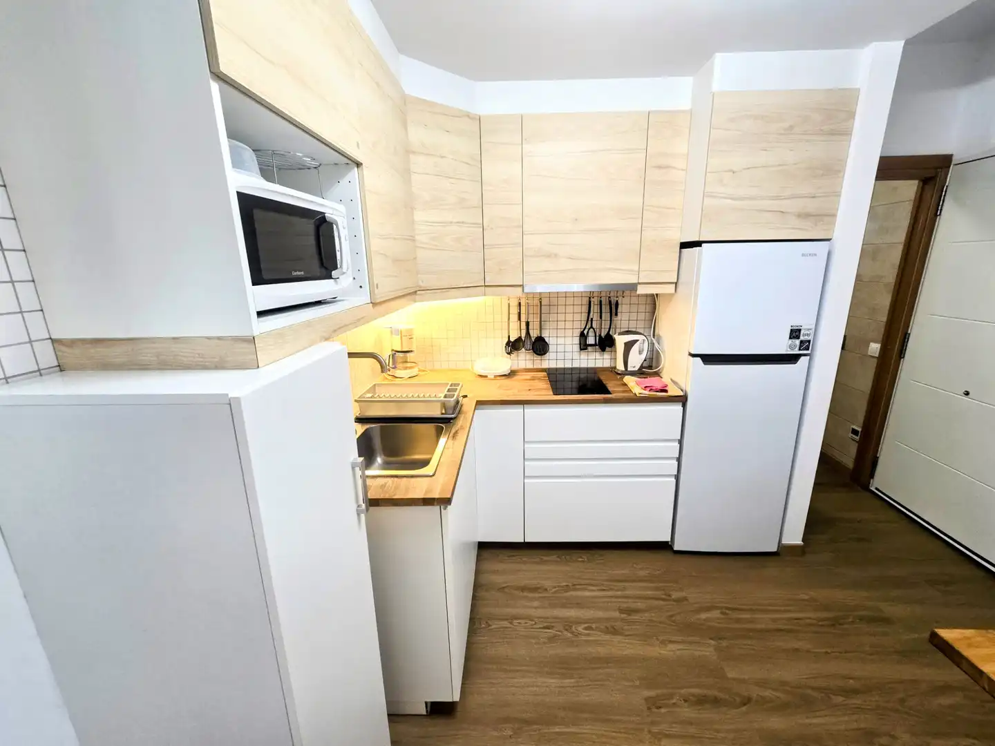 Küche von Wohnung zum Verkauf in Arona mit Privatgarten, Terrasse und Möbliert