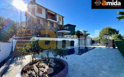 Vista exterior de Casa o xalet en venda en Castellar del Vallès amb Aire condicionat, Calefacció i Jardí privat