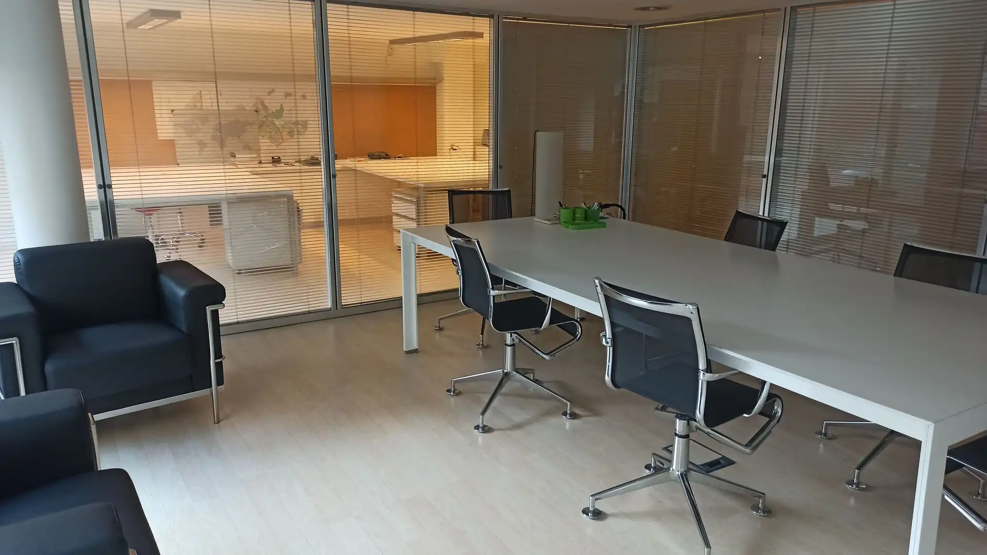 Büro zur Miete in Instituts - Universitat