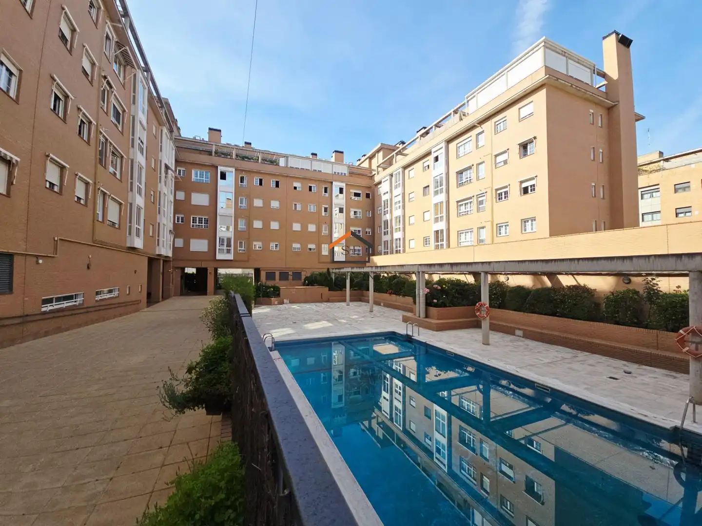 Piscina de Pis de lloguer en Madrid amb Aire condicionat, Calefacció i Jardí privat