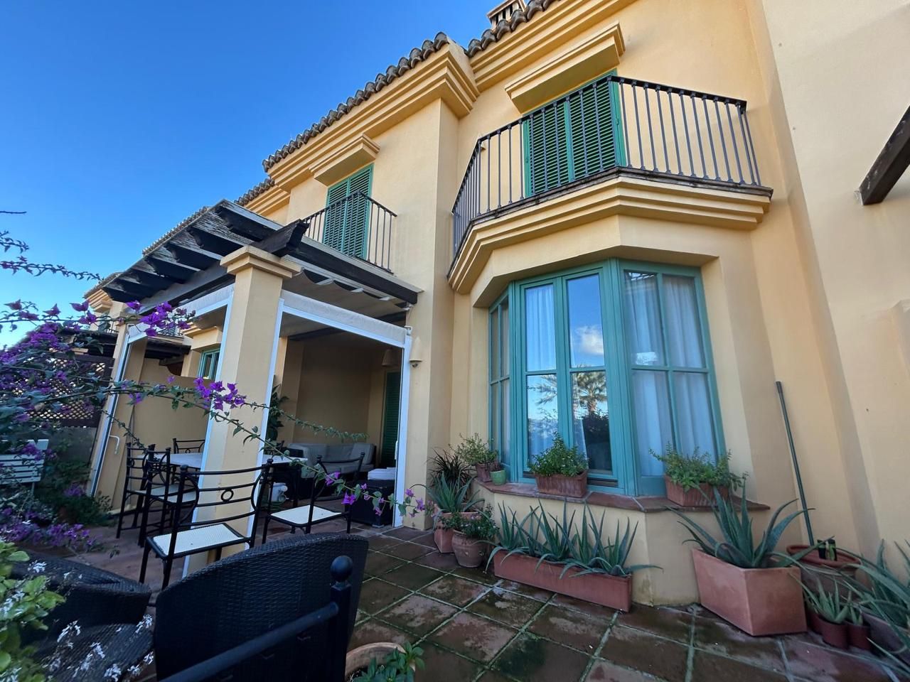 Vista exterior de Casa o chalet en venta en Sotogrande con Aire acondicionado, Jardín privado y Terraza