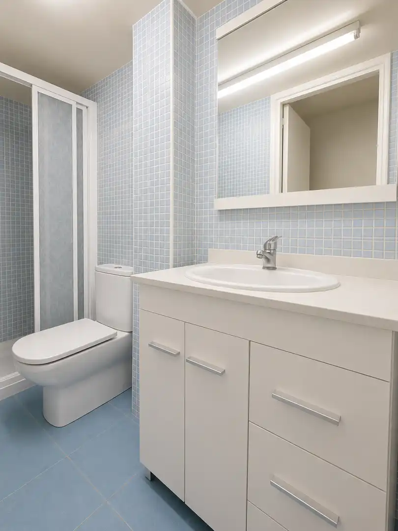 Badezimmer von Maisonette zum Verkauf in Barcelona mit Möbliert