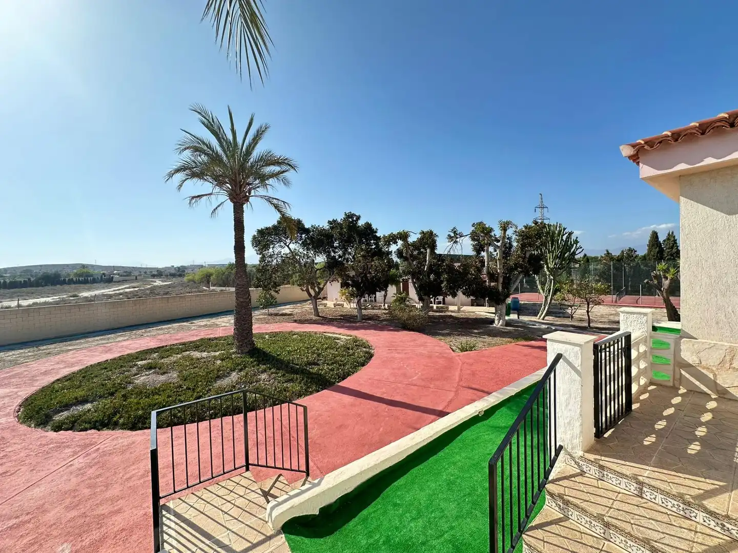 Vista exterior de Casa o xalet en venda en Alicante / Alacant amb Jardí privat, Terrassa i Traster