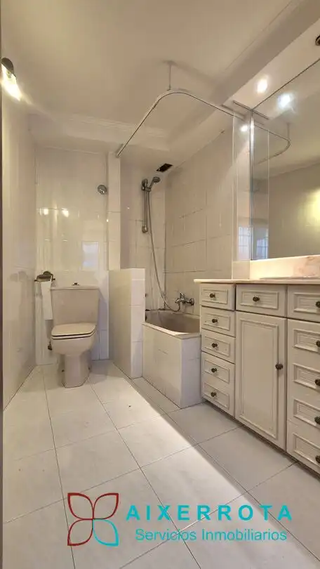 Baño de Piso en venta en Getxo  con Calefacción, Terraza y Trastero