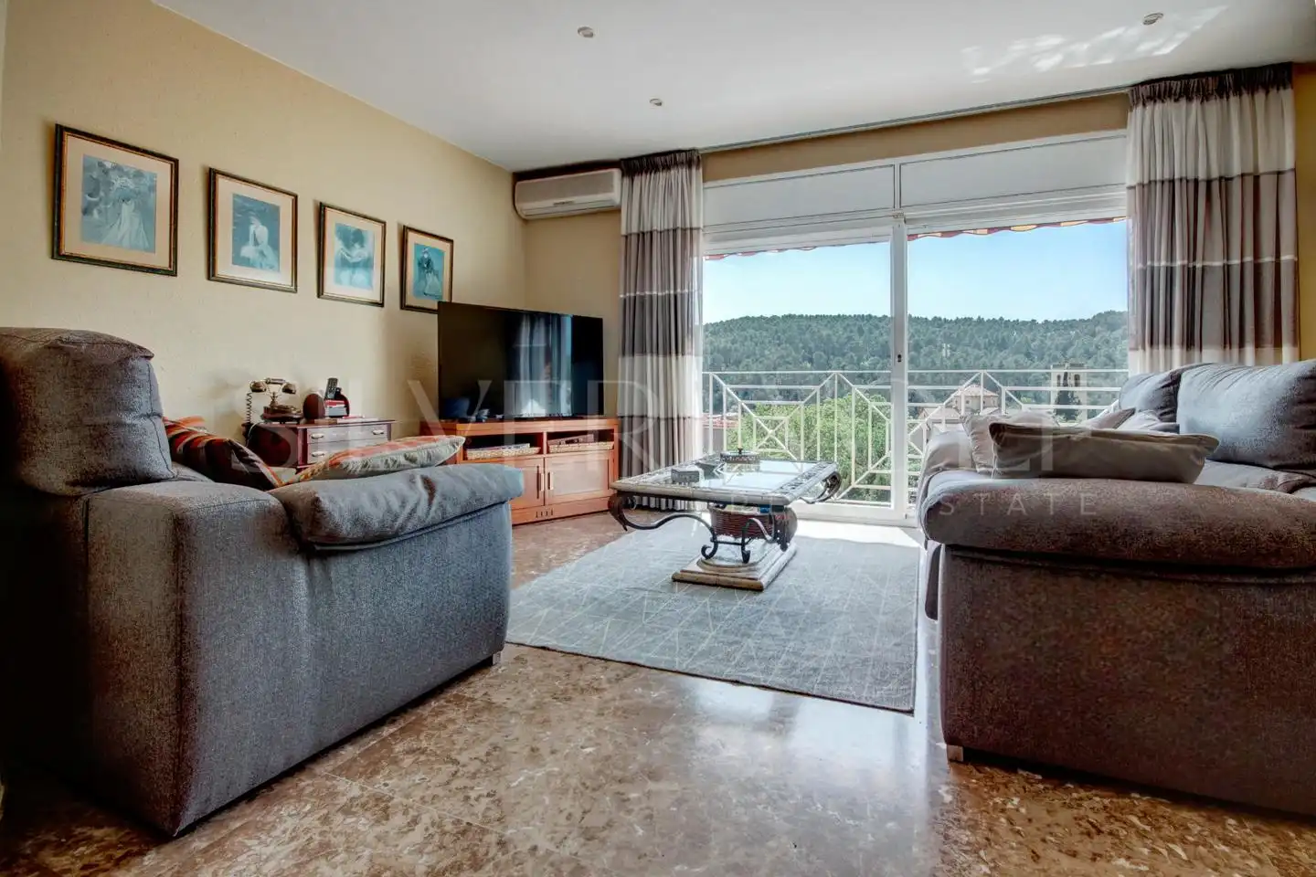 Sala d'estar de Casa adosada en venda en La Palma de Cervelló amb Aire condicionat, Calefacció i Jardí privat