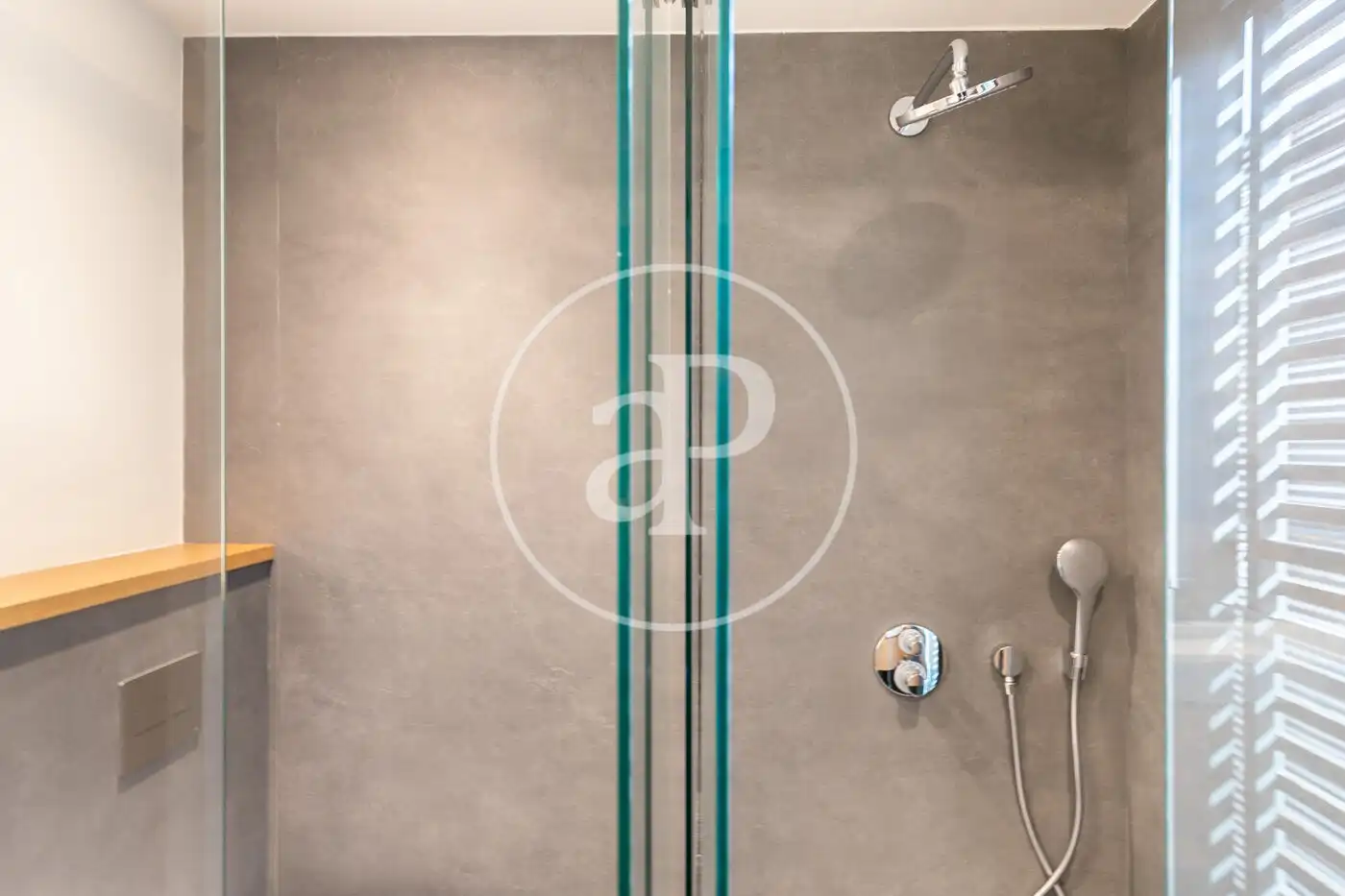 Bathroom of Flat for rent in Barcelona  with Air Conditioner, Heating and Private garden