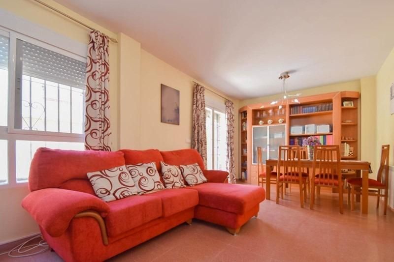 Sala d'estar de Casa o xalet en venda en Alhendín amb Jardí privat, Terrassa i Piscina comunitària