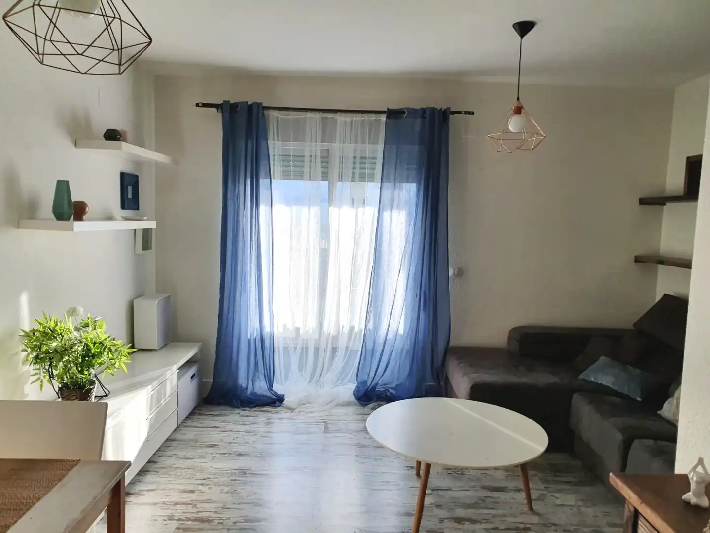 Sala d'estar de Pis en venda en Algeciras amb Terrassa, Traster i Piscina comunitària