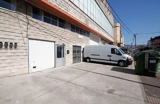 Vista exterior de Nau industrial en venda en Vigo 