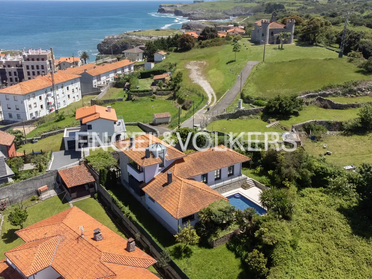 Vista exterior de Casa o xalet en venda en Llanes amb Calefacció, Jardí privat i Terrassa