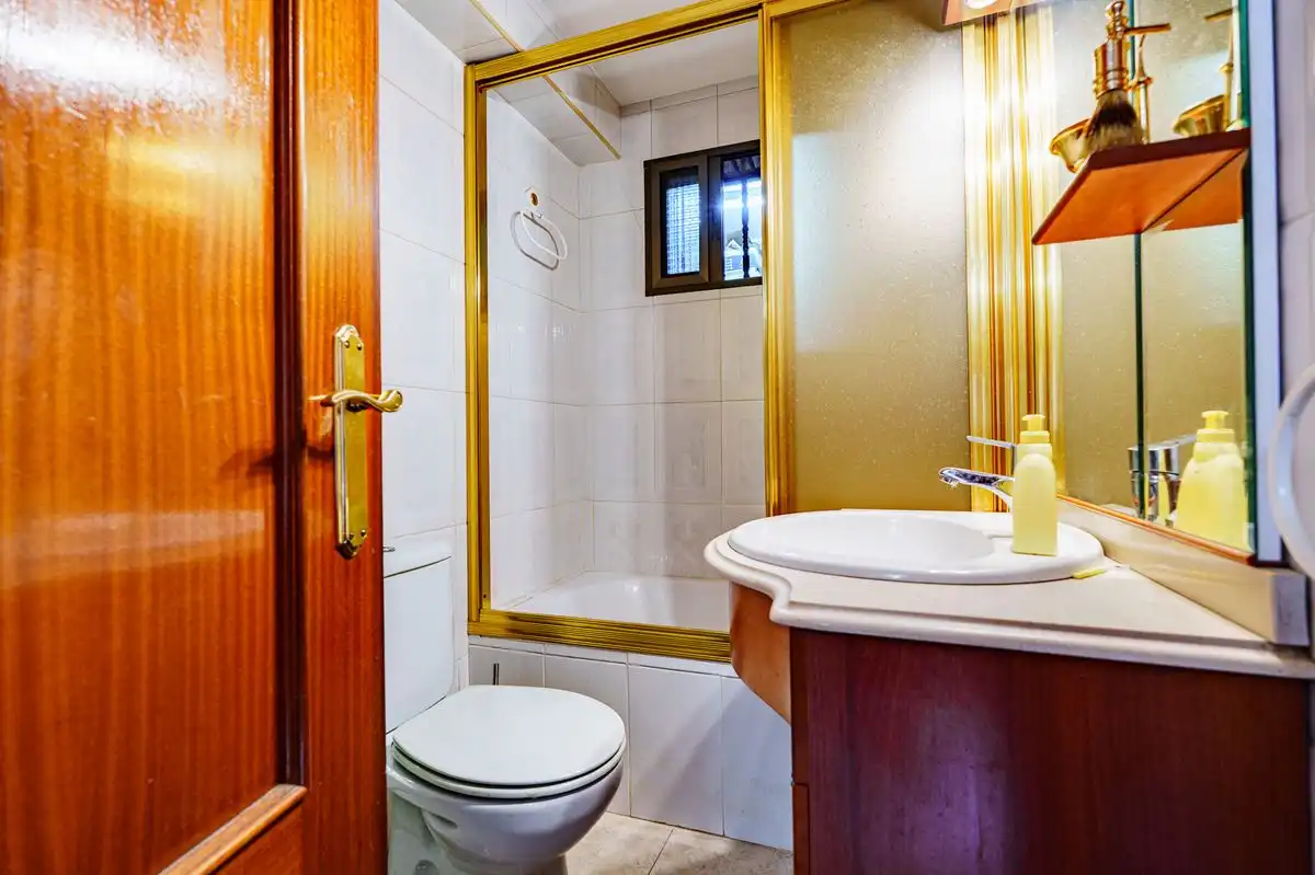 Baño de Casa adosada en venta en Alcalá de Henares con Aire acondicionado, Calefacción y Jardín privado