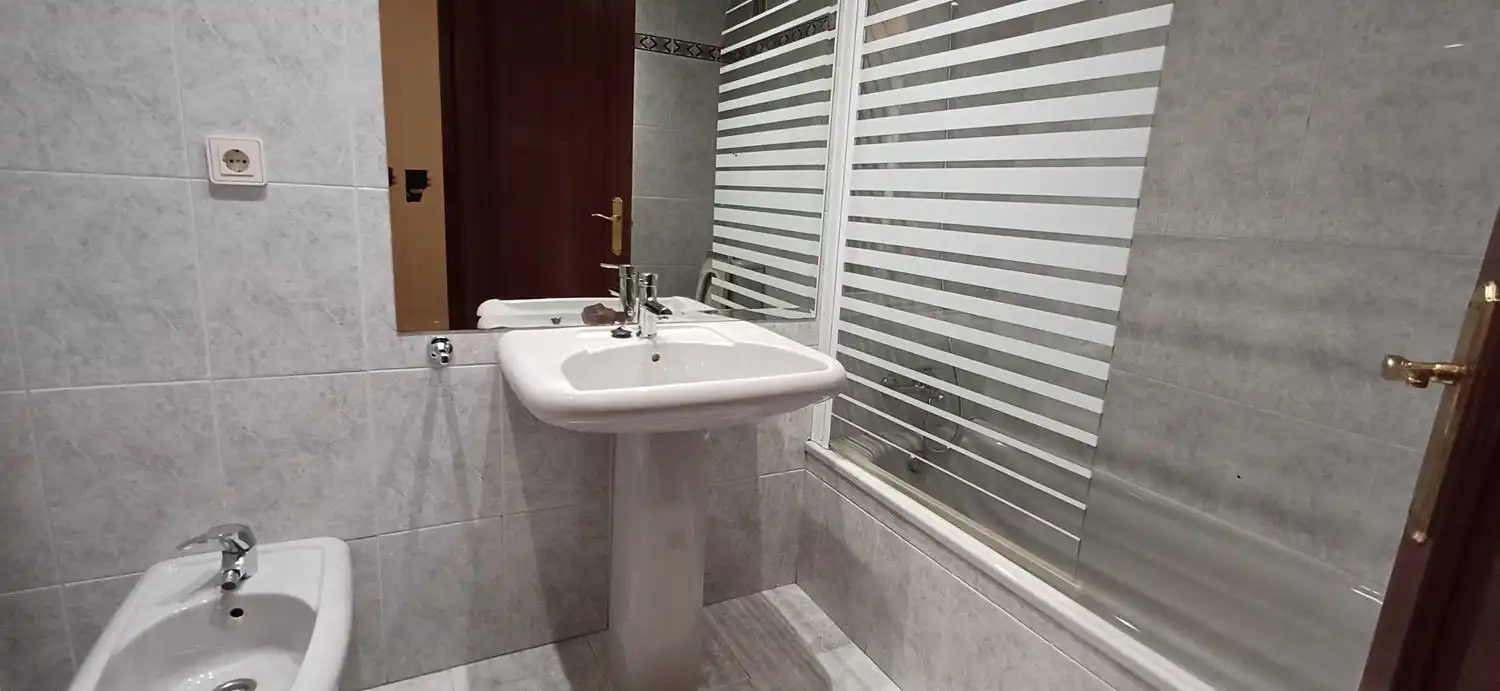 Badezimmer von Wohnung zur Miete in Gijón  mit Heizung, Abstellraum und Schwimmbad