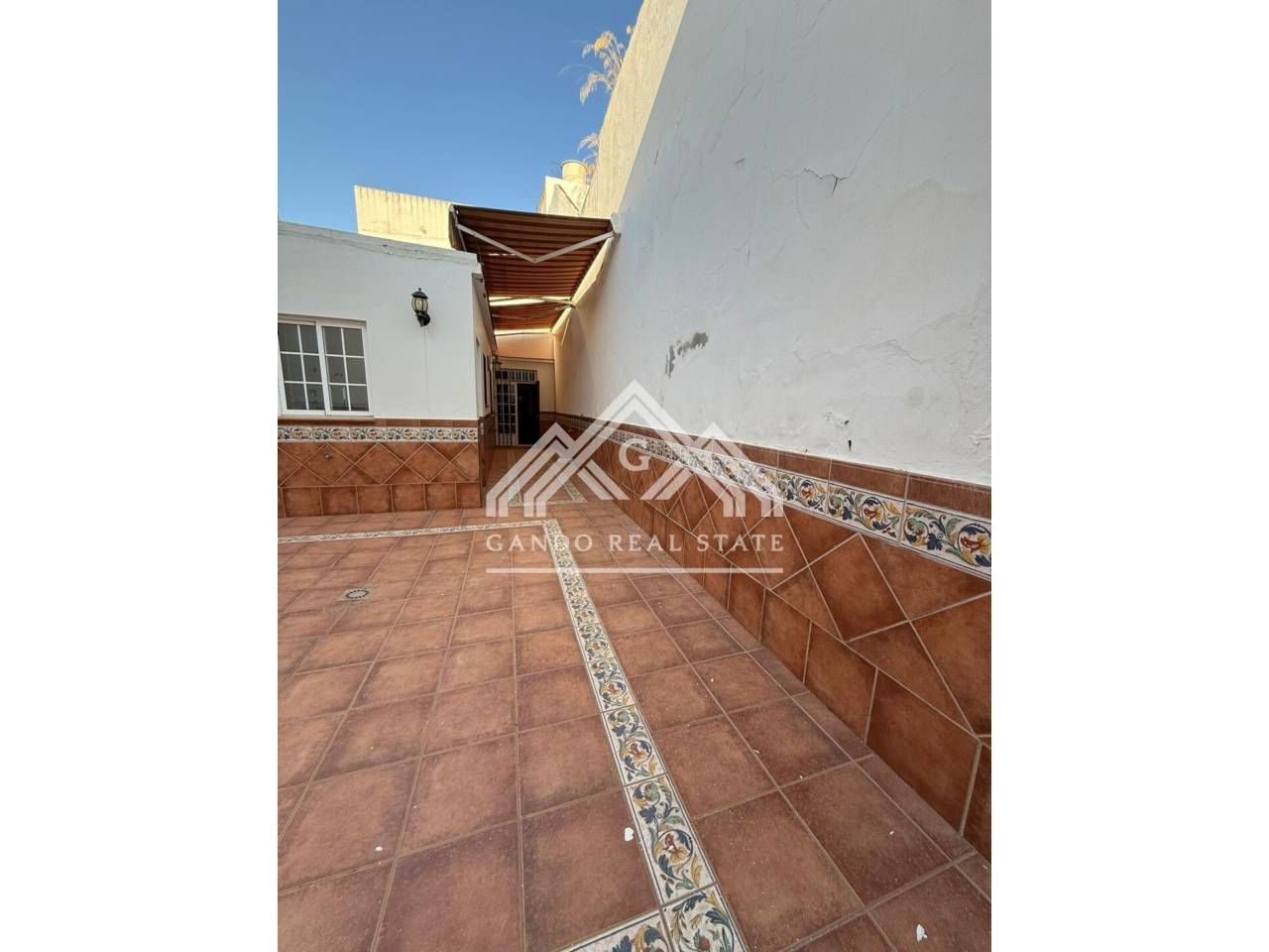 Vista exterior de Casa adosada en venda en Dos Hermanas amb Jardí privat i Terrassa
