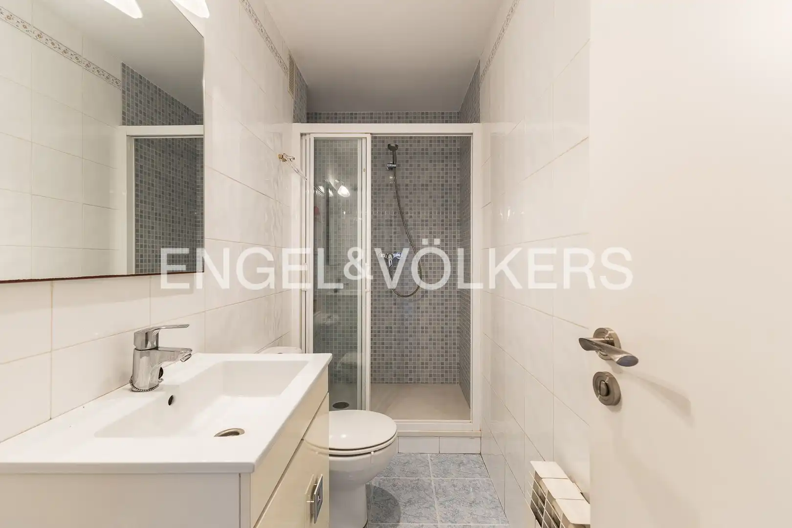 Bathroom of Flat for rent in Esplugues de Llobregat  with Air Conditioner, Heating and Parquet flooring