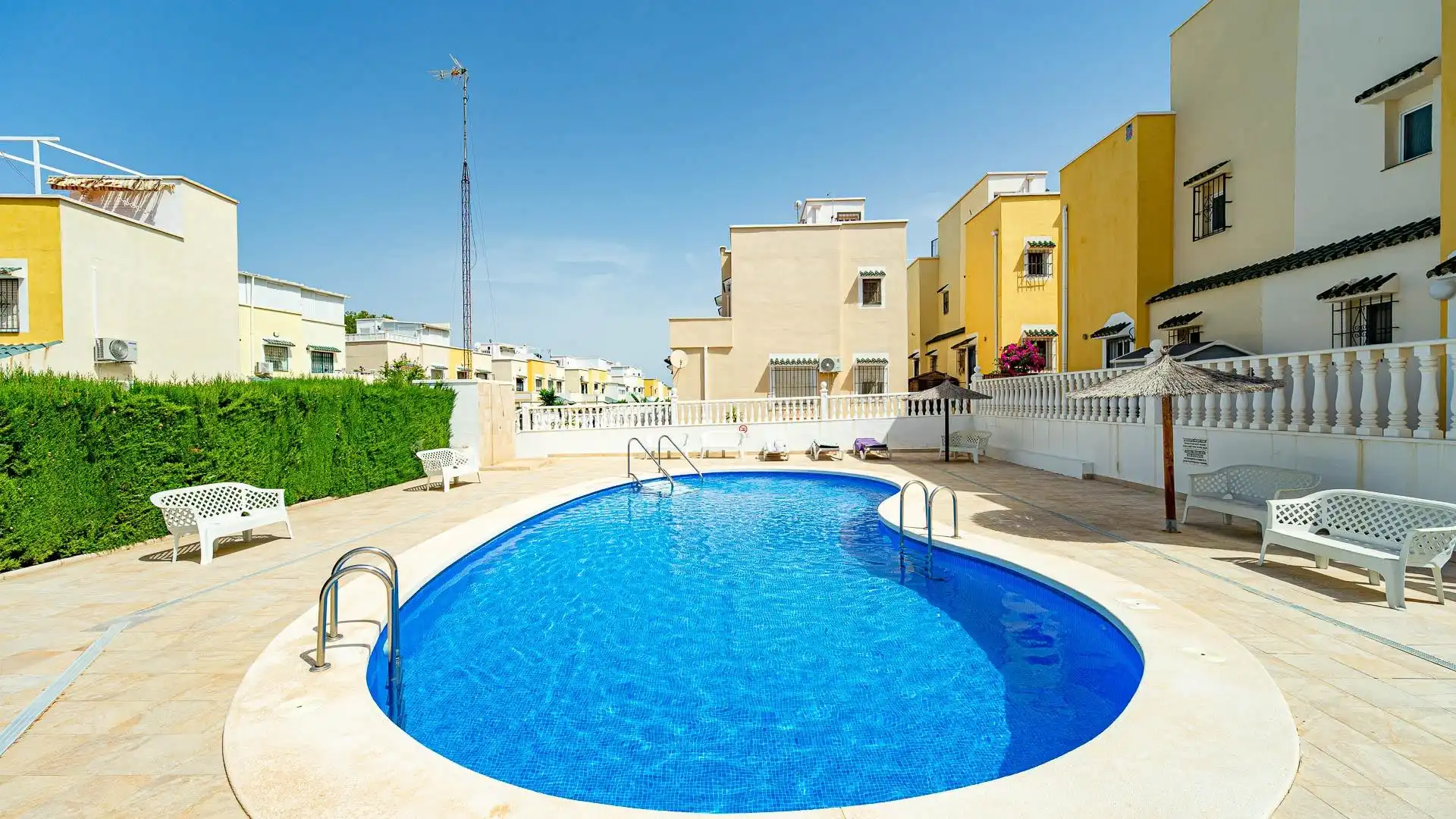Piscina de Casa adosada en venta en Orihuela con Aire acondicionado, Calefacción y Jardín privado