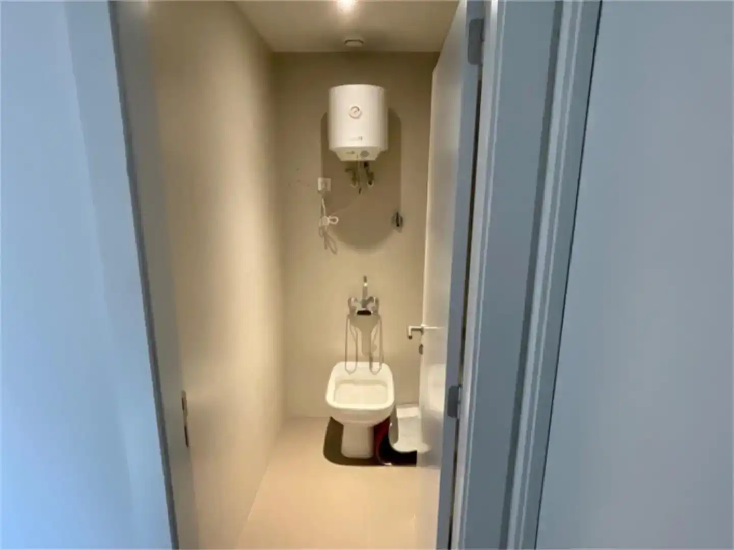 Bany de Local de lloguer en Oviedo  amb Aire condicionat