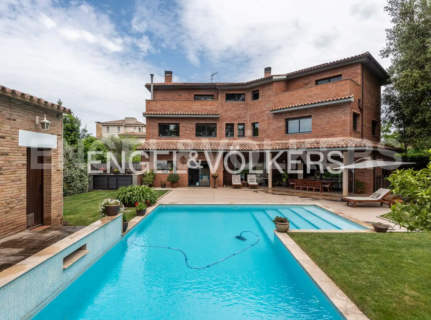 Swimming pool of Houses for sale in Sant Cugat del Vallès  with Air Conditioner, Heating and Private garden