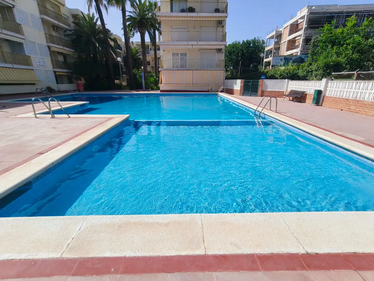 Schwimmbecken von Wohnungen zum Verkauf in Cambrils mit Klimaanlage, Terrasse und Ofen