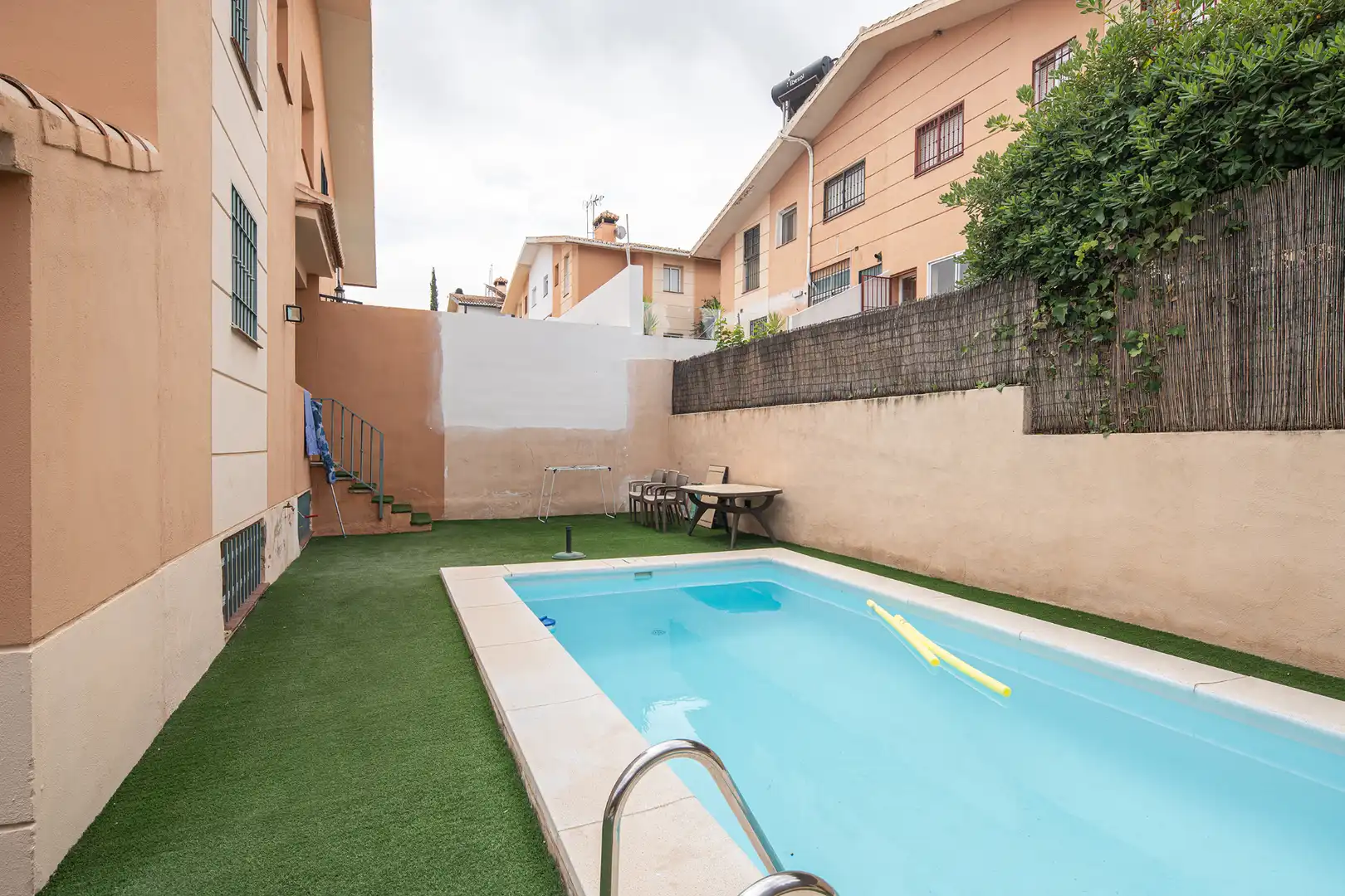 Piscina de Casa adosada en venda en Huétor Vega amb Aire condicionat, Jardí privat i Terrassa