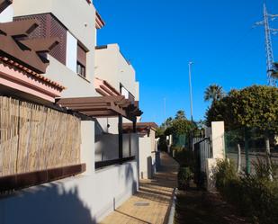 Vista exterior de Àtic en venda en Guillena amb Aire condicionat, Calefacció i Parquet