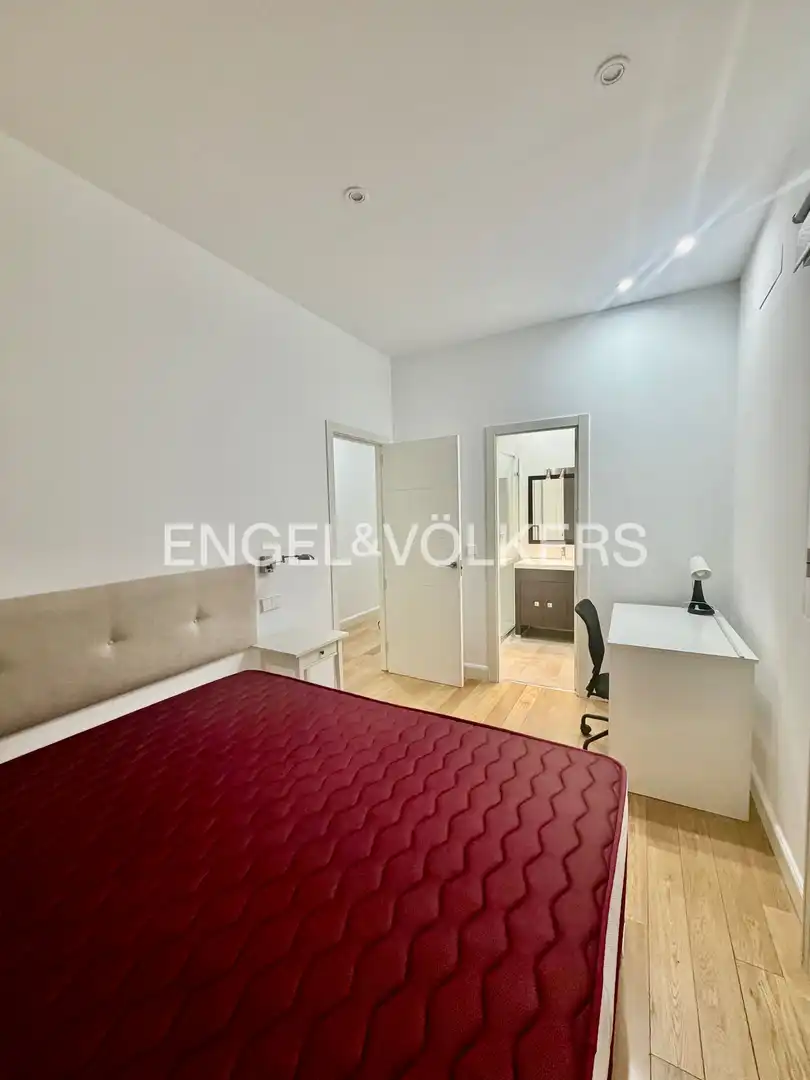 Schlafzimmer von Wohnung zur Miete in Madrid mit Heizung, Möbliert und Balkon