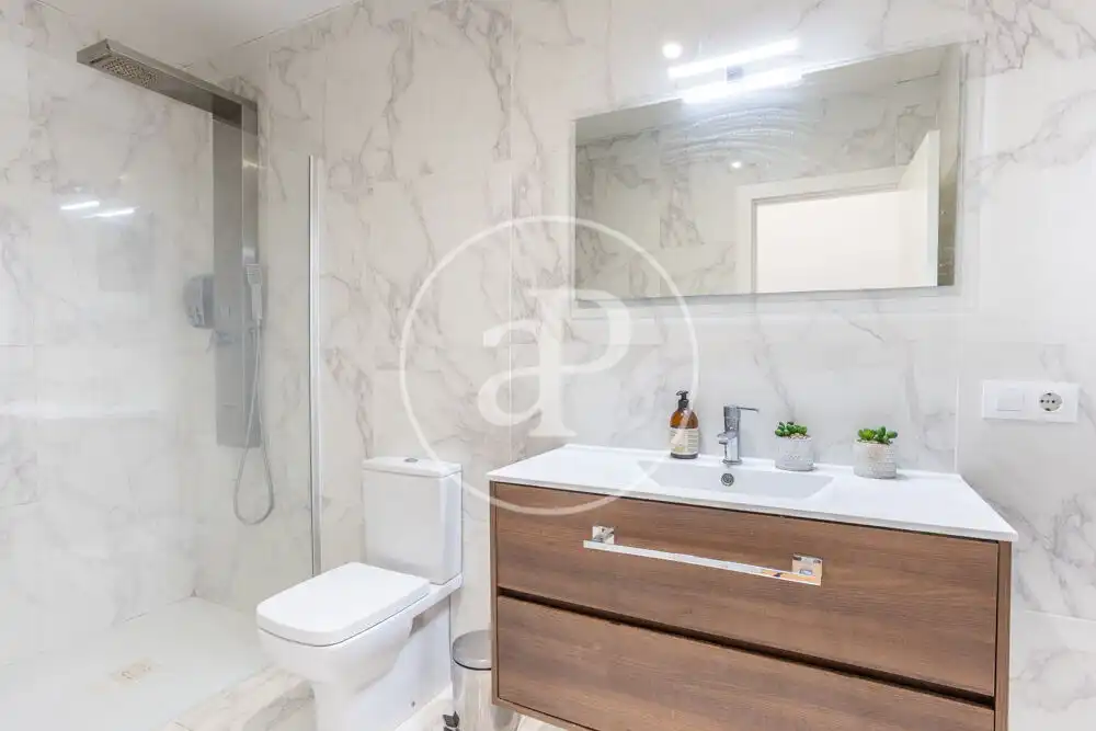 Badezimmer von Wohnung zur Miete in Valencia mit Klimaanlage, Terrasse und Möbliert