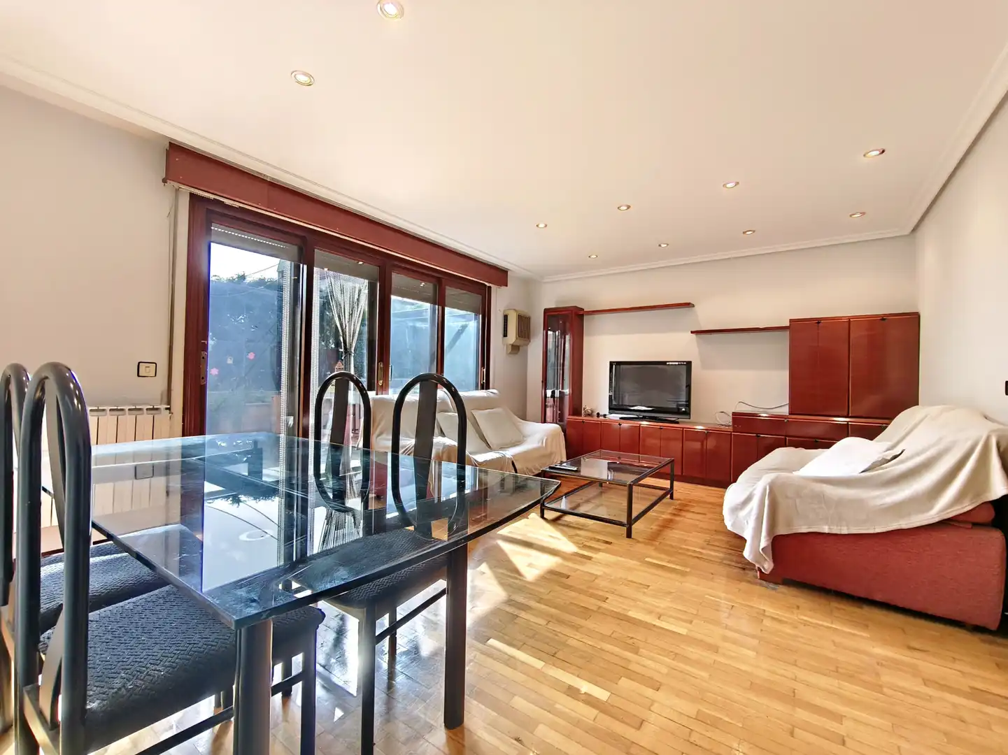 Sala d'estar de Casa o xalet en venda en  Logroño amb Calefacció, Jardí privat i Parquet