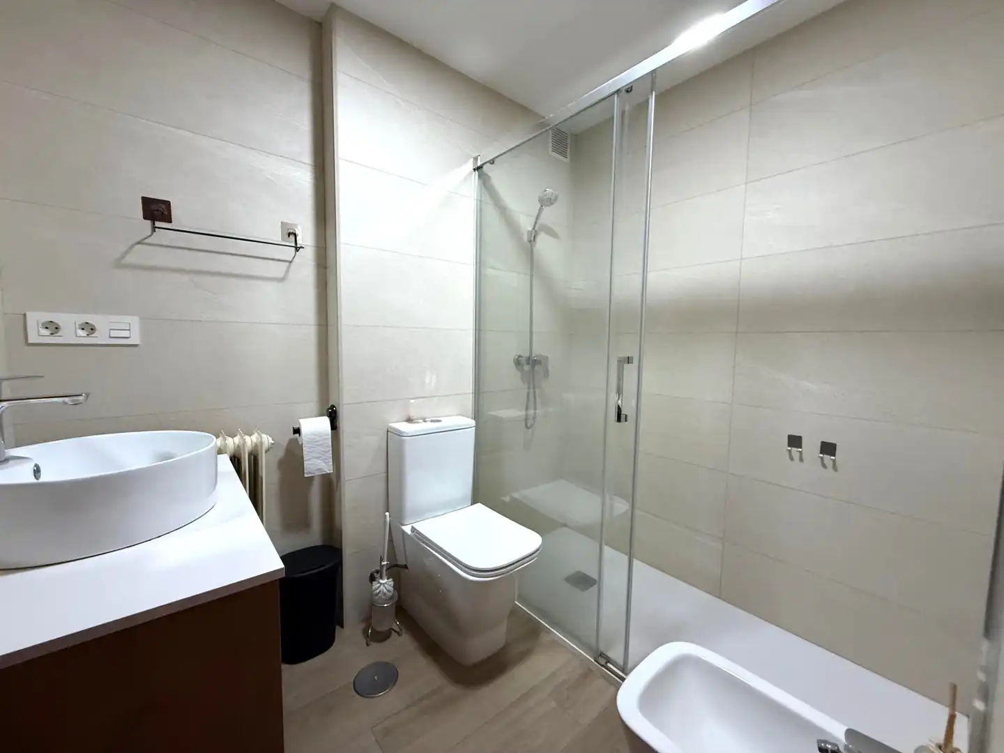 Bathroom of Flat for sale in Granada  with Air Conditioner, Heating and Furnished