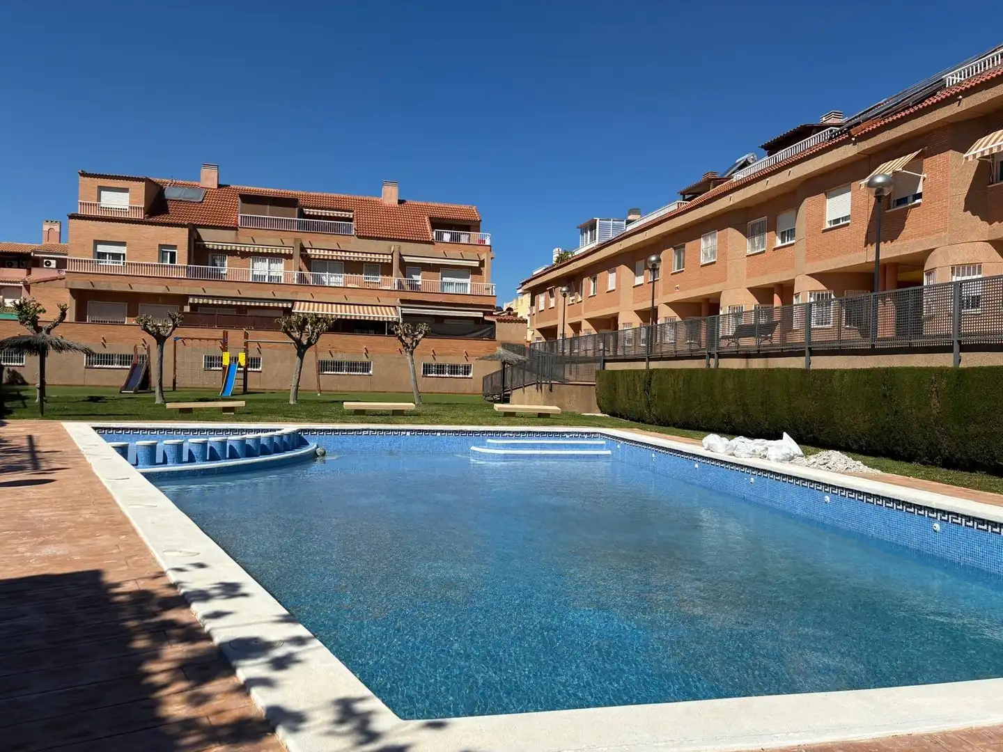 Piscina de Casa o xalet en venda en Alicante / Alacant amb Aire condicionat, Terrassa i Piscina comunitària