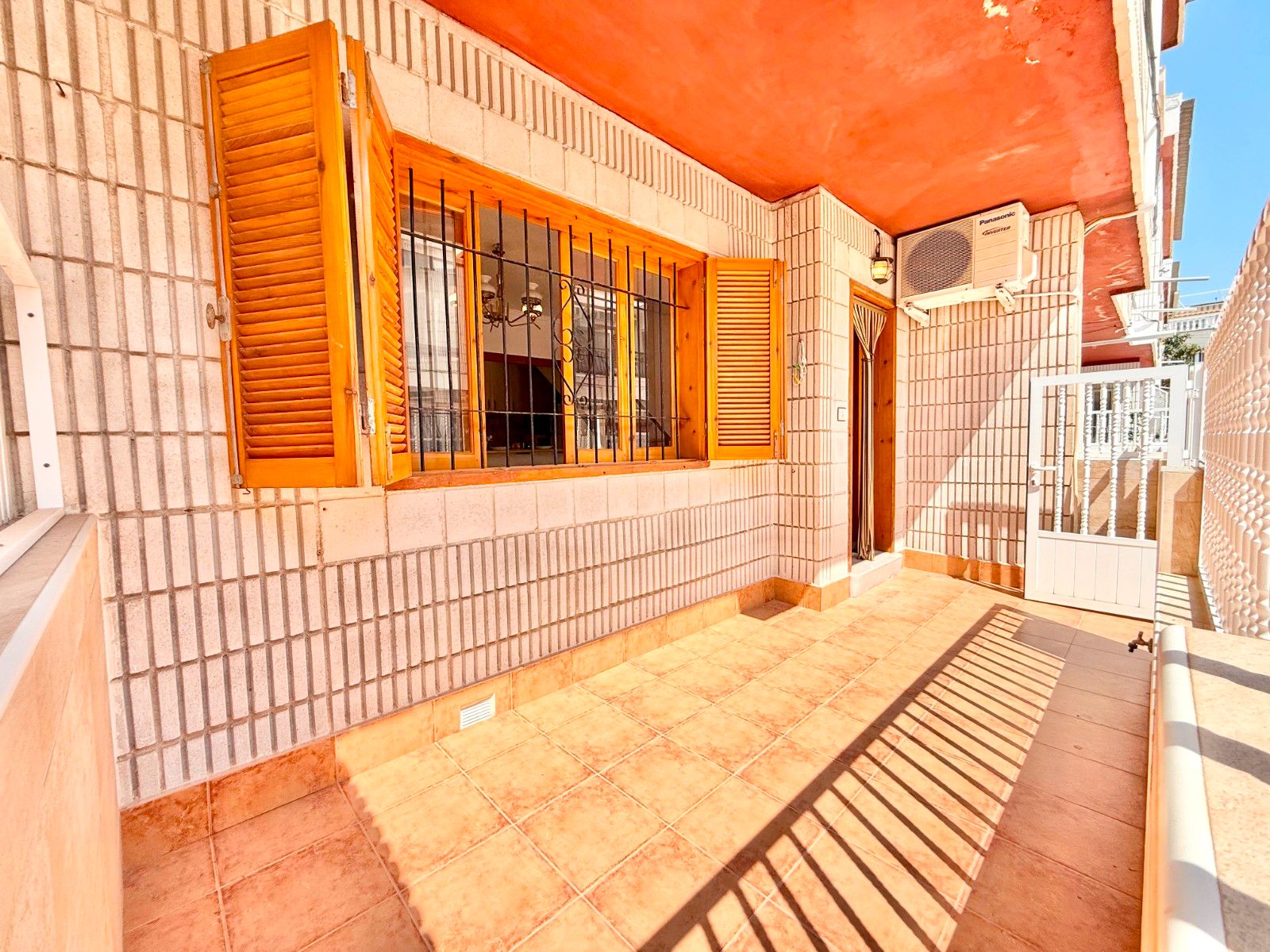 Vista exterior de Casa o xalet en venda en San Pedro del Pinatar amb Jardí privat, Terrassa i Forn