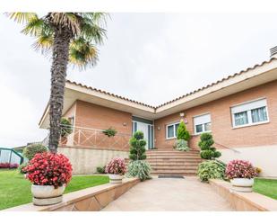 Vista exterior de Casa o xalet en venda en Orís amb Aire condicionat, Terrassa i Piscina