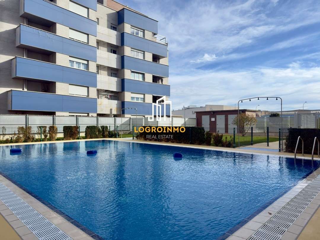 Piscina de Pis en venda en Oyón-Oion amb Jardí privat, Terrassa i Traster