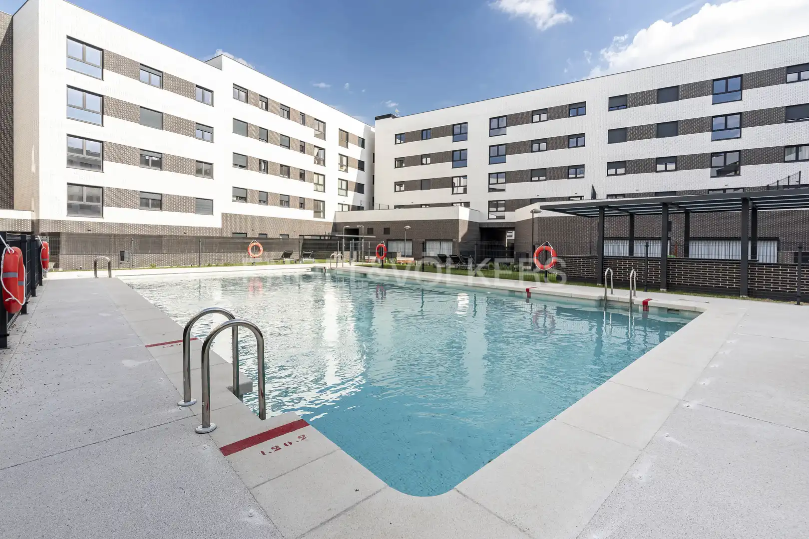 Swimming pool of Flat for rent in Madrid  with Air Conditioner, Heating and Swimming Pool