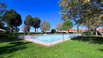 Piscina de Casa adosada en venda en Algete