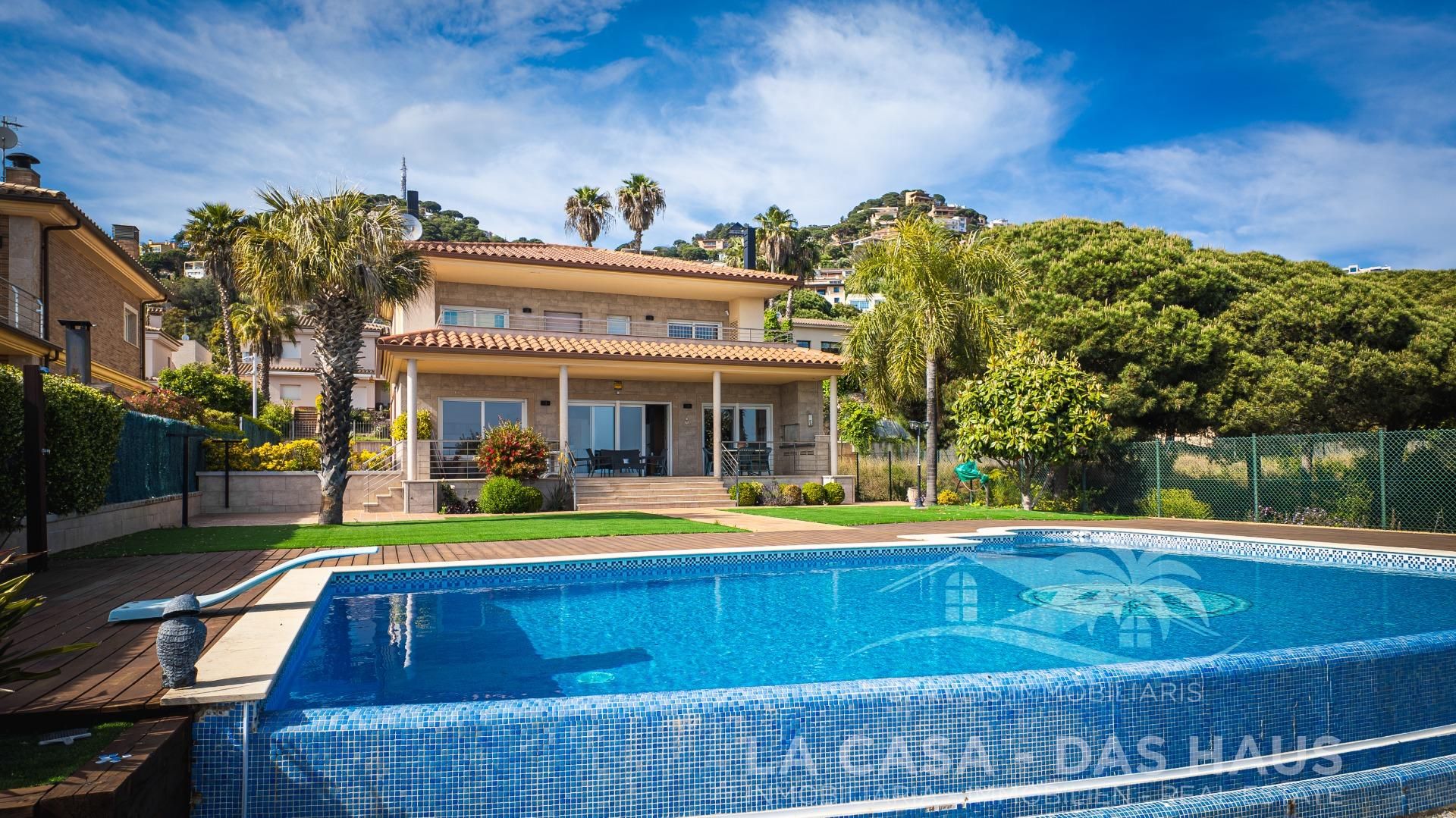 Vista exterior de Casa o xalet en venda en Lloret de Mar amb Calefacció, Jardí privat i Terrassa