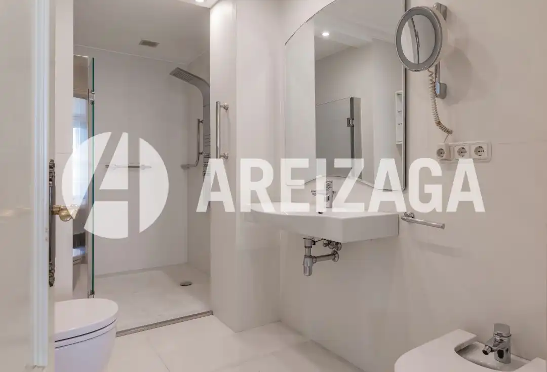 Bathroom of Flat for sale in Donostia - San Sebastián   with Air Conditioner, Heating and Terrace