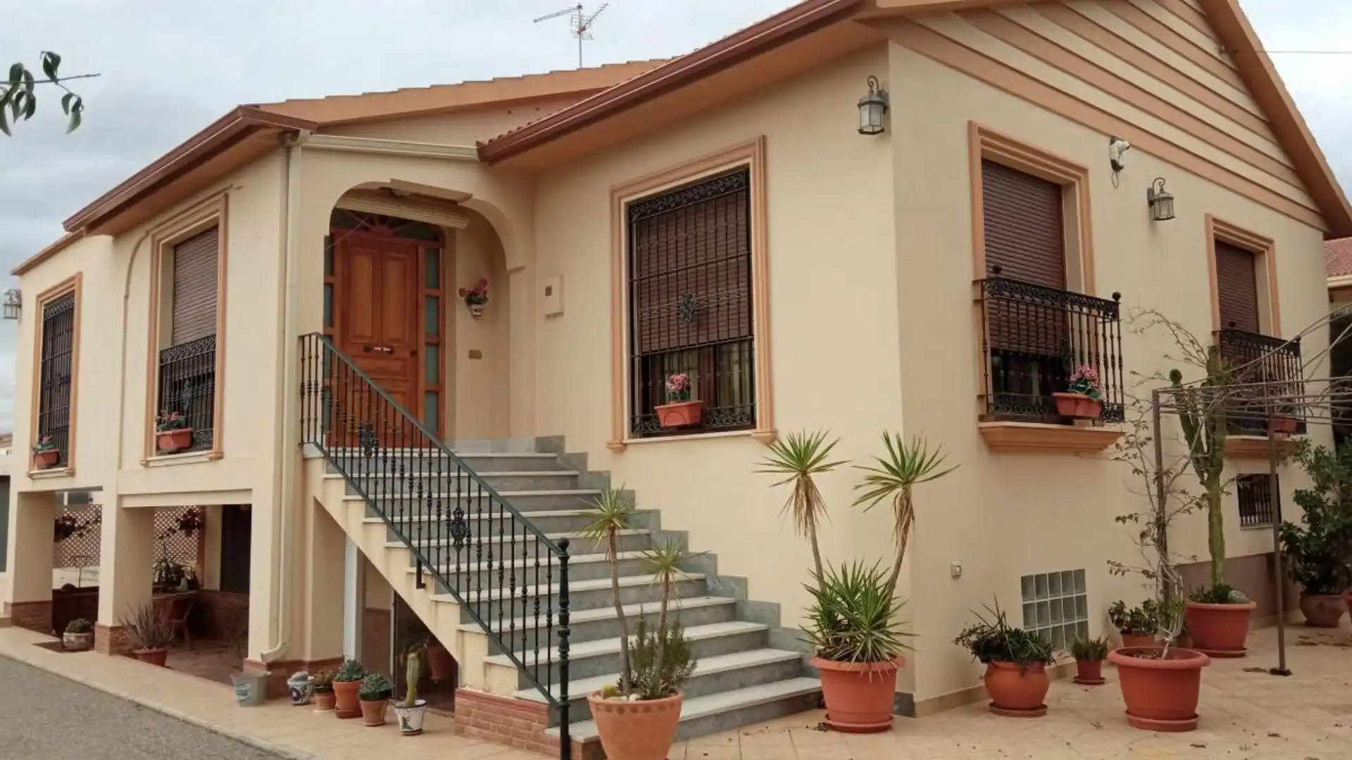 Vista exterior de Casa o xalet en venda en Lorca amb Aire condicionat, Terrassa i Traster