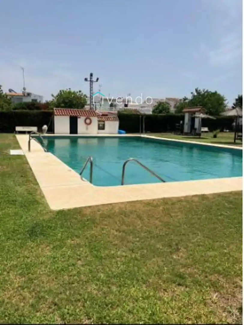 Piscina de Casa o xalet en venda en Chiclana de la Frontera amb Jardí privat, Piscina i Piscina comunitària