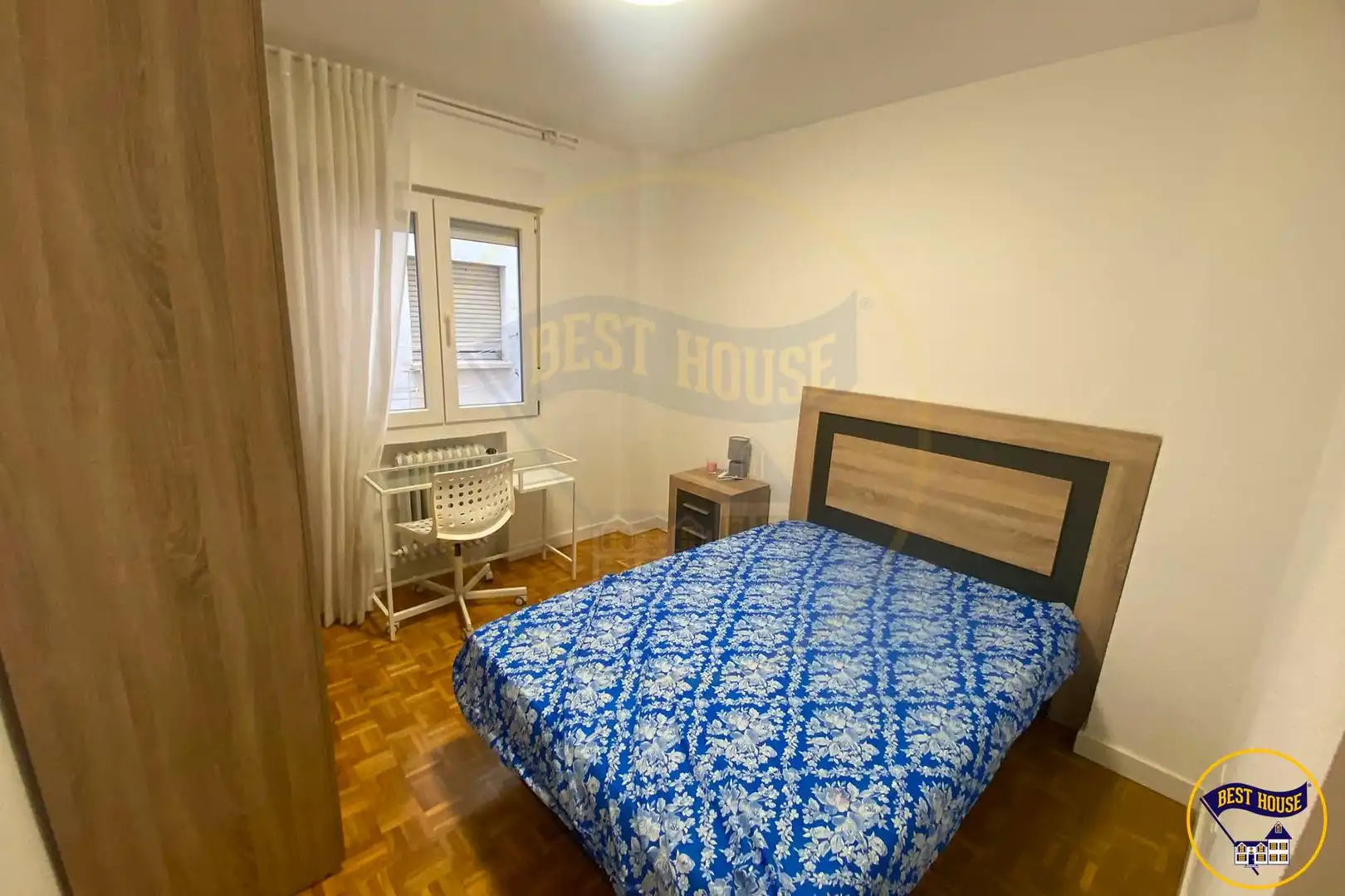 Bedroom of Flat for share in Cuenca  with Air Conditioner, Heating and Parquet flooring