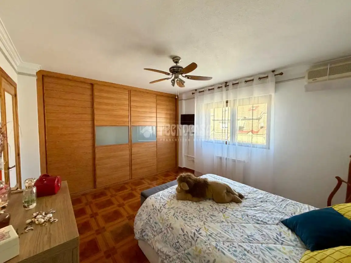 Schlafzimmer von Einfamilien-Reihenhaus zum Verkauf in Azuqueca de Henares mit Klimaanlage und Heizung