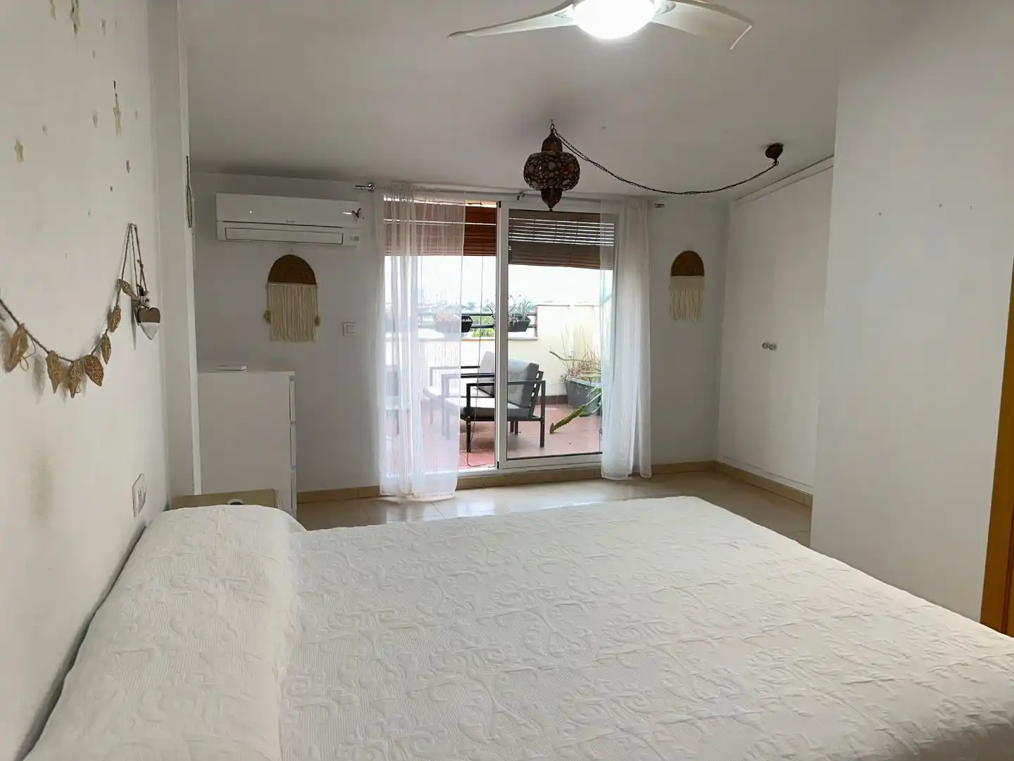 Schlafzimmer von Dachboden zur Miete in Murcia mit Klimaanlage, Terrasse und Möbliert