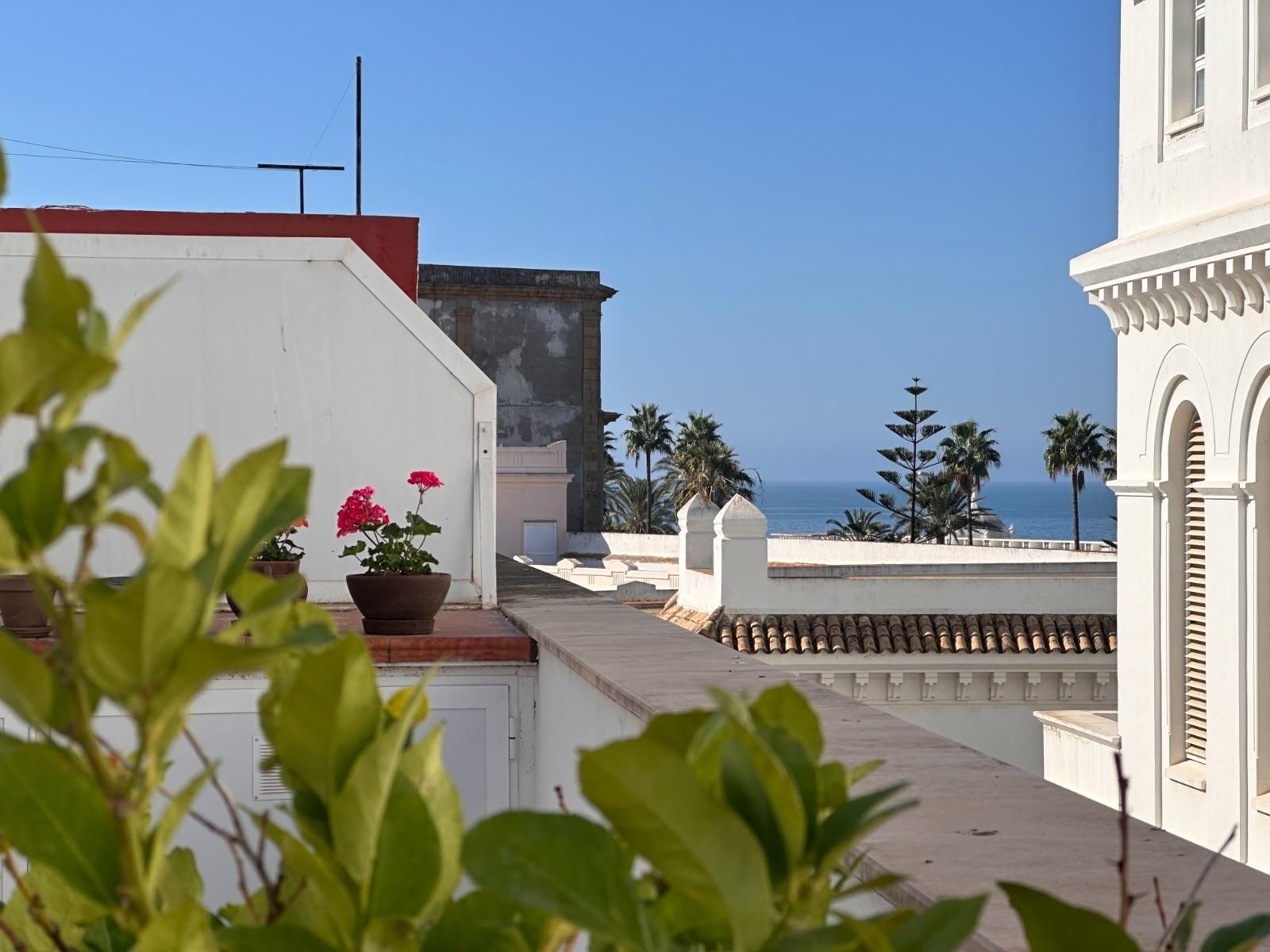 Vista exterior de Àtic en venda en  Cádiz Capital amb Jardí privat, Terrassa i Traster