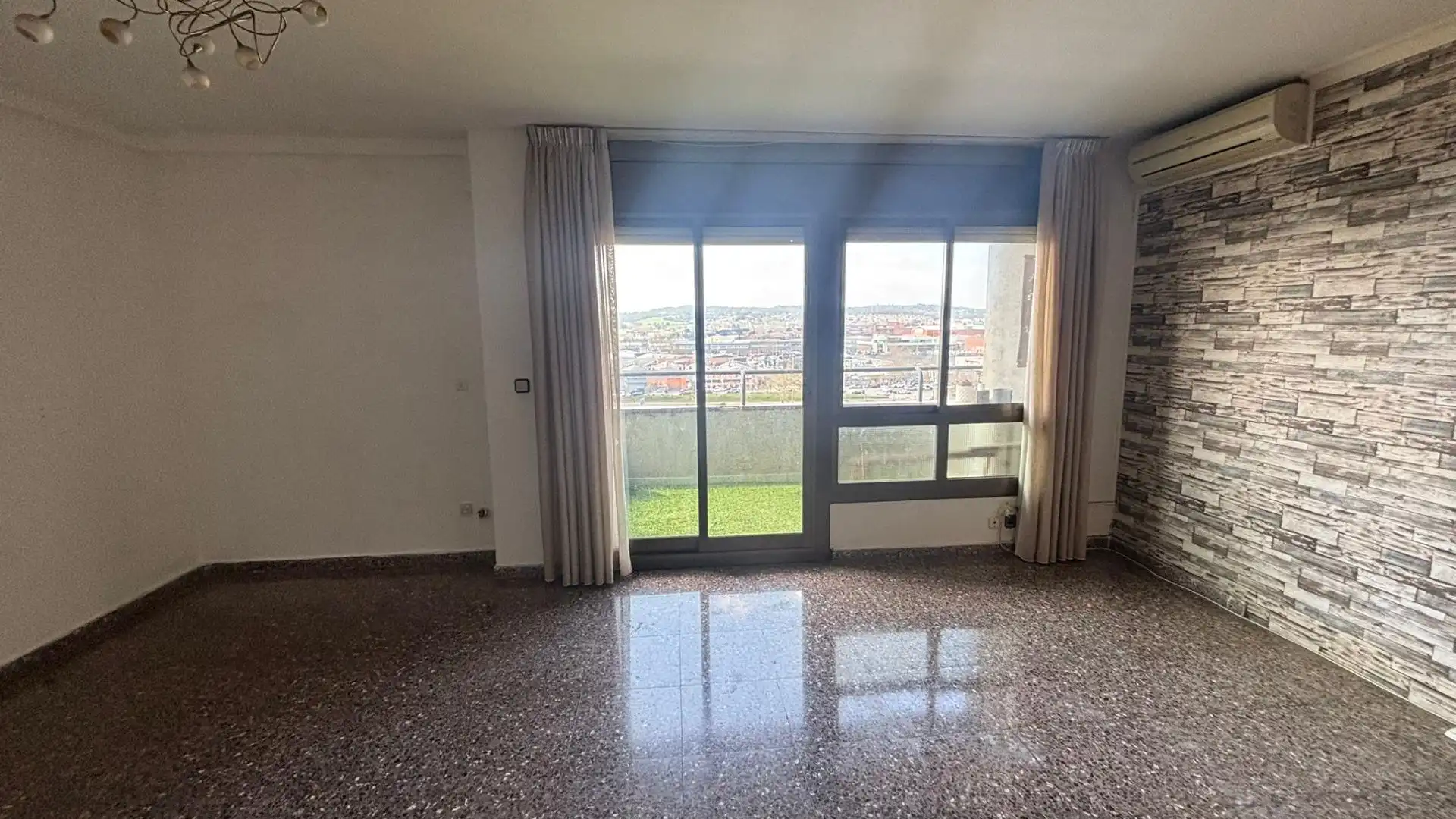 Sala d'estar de Pis en venda en Sabadell amb Aire condicionat, Balcó i Alarma