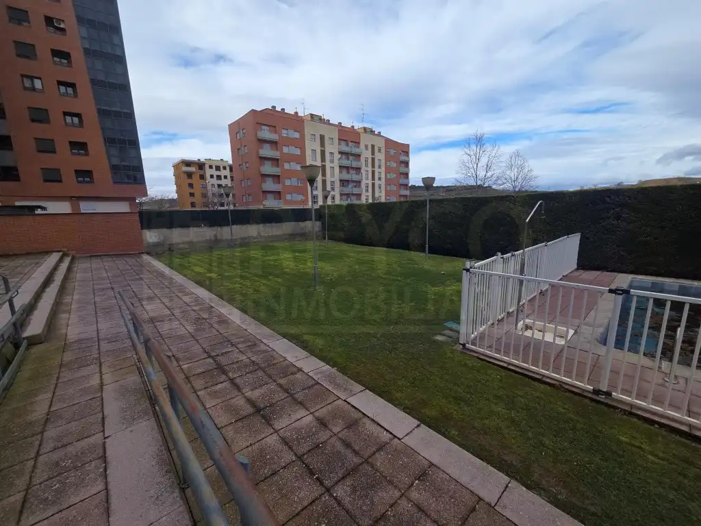 Parkplatz von Wohnungen zum Verkauf in  Logroño mit Heizung, Terrasse und Schwimmbad